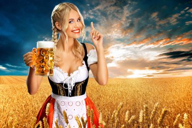 Gülümseyen genç seksi oktoberfest kız garson, geleneksel Bavyera veya Alman dirndl giyen, açık içki ile büyük bira kupa hizmet vermektedir. Yukarı bakmaya işaret eden kadın.