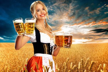 Genç seksi oktoberfest kız garson, geleneksel Bavyera veya Alman dirndl giyen, açık içki ile iki büyük bira kupaları hizmet.