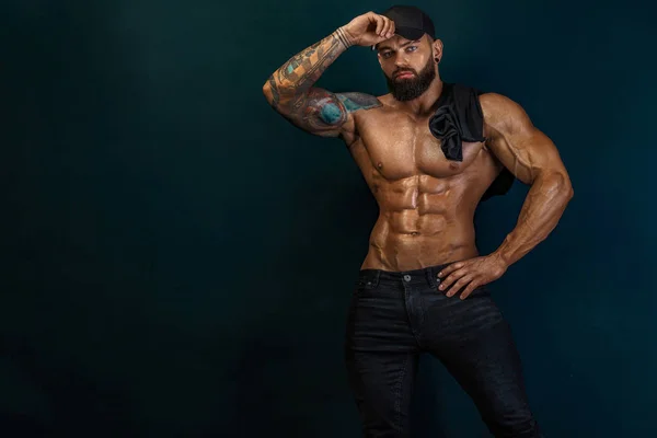 Güçlü ve zinde adam vücut geliştirmeci. Sportif kaslı adam atlet. Spor ve fitness konsepti. Erkek modası.