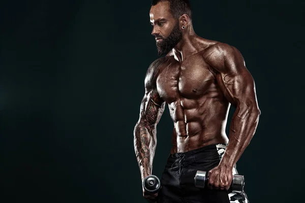 Silná a vhodná pro Bodybuilder. Sportovní svalnatý muž s rolničkami. Přímá a fitness motivace. — Stock fotografie