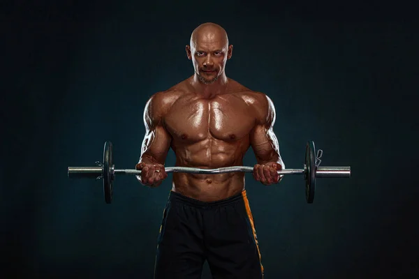 Bodybuilder uomo forte e in forma. Un muscoloso sportivo con il bilanciere. Sport e motivazione al fitness. Attività ricreative sportive individuali . — Foto Stock