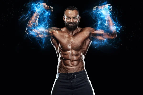 Ισχυρή και ταιριάζει Man bodybuilder. Αθλητικός τύπος με βαράκια. Κίνητρο για σποτ και γυμναστική. Ενέργεια και δύναμη. — Φωτογραφία Αρχείου