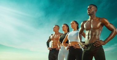 Dört genç sporcu kadın ve erkek grubu, uygun sporcular koşmadan önce gökyüzü arka plan üzerinde duruyor. Sağlıklı yaşam tarzı ve spor. Siyah beyaz spor giyimli arkadaşlar. Fitness konsepti.