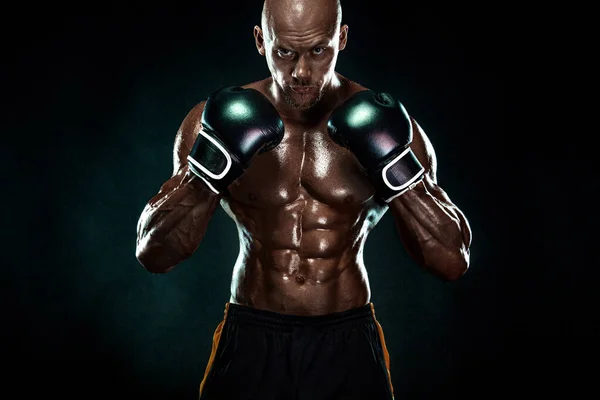 Спортсмен, боксер, що бореться в рукавичках на чорному тлі. Концепція фітнесу та боксу. Індивідуальний відпочинок . — стокове фото