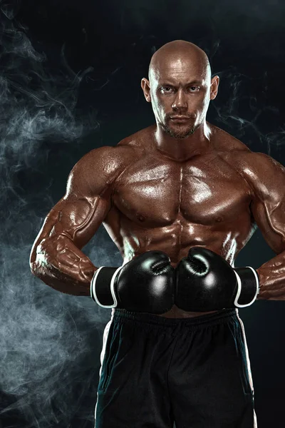 Deportista, hombre boxeador luchando con guantes sobre fondo negro. Concepto de fitness y boxeo. Recreación deportiva individual . —  Fotos de Stock