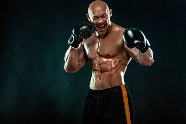 Sportember, férfi bokszoló, kesztyűben harcol fekete háttérben. Fitness és boksz koncepció. Felvétel. Egyéni sport rekreáció. — Stock Fotó