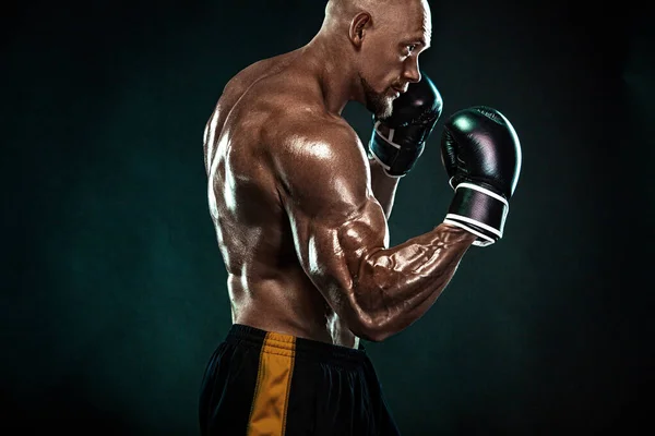 Sportsman, man boxare slåss i handskar på svart bakgrund. Fitness och boxningskoncept. Individuell rekreation. — Stockfoto