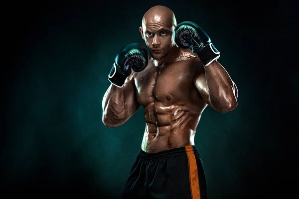 运动员，男人拳击手，戴着手套，背景是黑色的。 健身和拳击的概念。 个人体育娱乐活动. — 图库照片