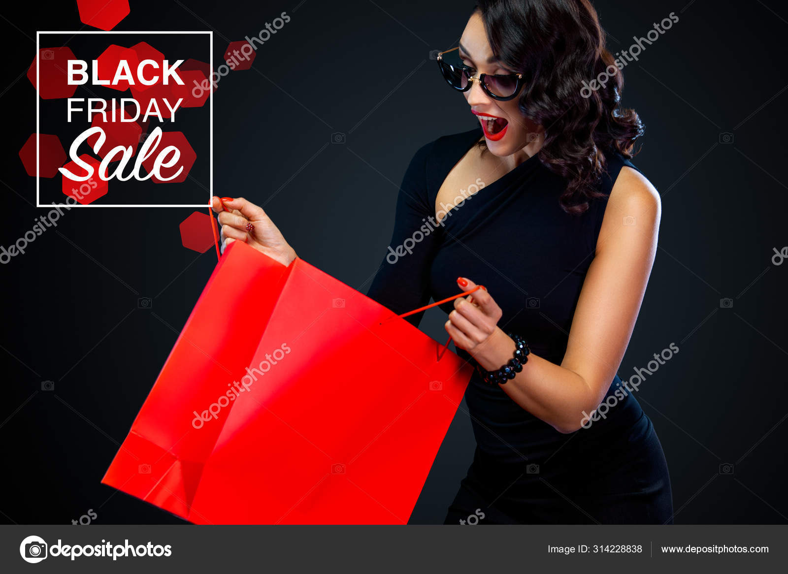 Black Friday concepto de venta para tienda. Feliz chica sonriente en gafas de sol sosteniendo gran