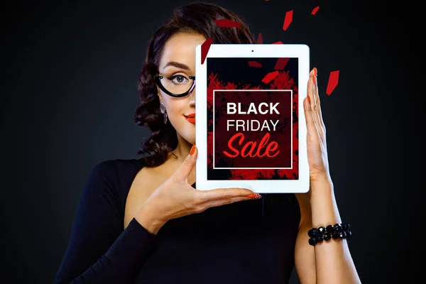 Black Friday och Cyber Monday försäljningskoncept för butik. Närbild porträtt av kvinna med tablett isolerad på mörk bakgrund. Framgångsrik affärskvinna i glasögon. — Stockfoto