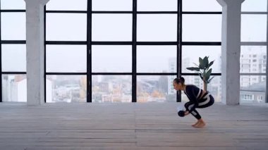 Genç ve güzel bir kadının portresi. Mudra ve namaste yoga pozu. İçeride meditasyon için. Bireysel sporlar. Spor eğlencesi..