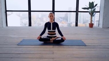 Kapalı alanda yoga. Spor eğlencesi. Mudra ve namaste 'nin meditasyon pozu. Kişisel sporlar.