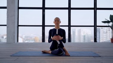 Kapalı alanda yoga. Spor eğlencesi. Mudra ve namaste 'nin meditasyon pozu. Kişisel sporlar.