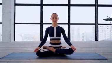 Kapalı alanda yoga. Spor eğlencesi. Mudra ve namaste 'nin meditasyon pozu. Kişisel sporlar.