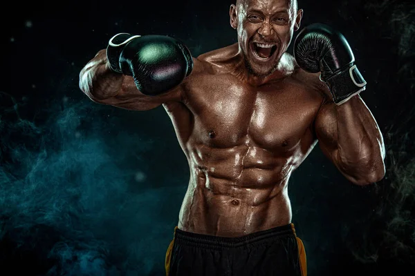 Deportista, hombre boxeador luchando con guantes sobre fondo negro. Concepto de fitness y boxeo. Acción de disparar. Recreación deportiva individual . —  Fotos de Stock