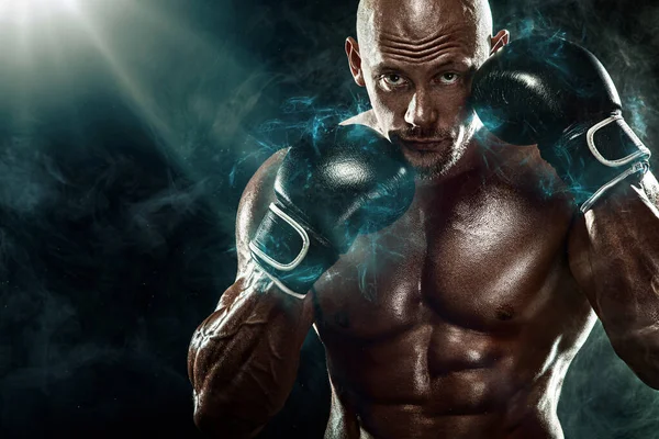 Deportista, hombre boxeador luchando con guantes sobre fondo negro. Concepto de fitness y boxeo. Recreación deportiva individual . — Foto de Stock