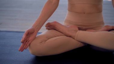 Kapalı alanda yoga yapmak. Spor eğlencesi. Mudra ve namaste 'nin meditasyon pozu. Bireysel sporlar. Çıplak spor kıyafetleri..
