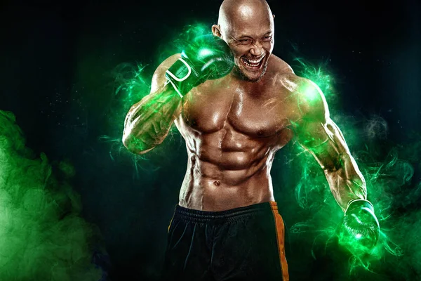 Urheilija vihreässä energiavalossa. Urheilija, nyrkkeilijä taistelee hansikkaissa mustalla pohjalla. Kunto- ja nyrkkeilykonsepti. Yksittäiset urheilu virkistys. — kuvapankkivalokuva