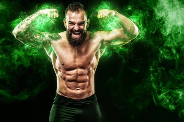 Yeşil enerji lambalı bir atlet. Sporcu Muay Thai boksörü siyah arka planda zaferi dumanla kutluyor. Uzayı kopyala Spor konsepti.