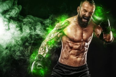 Yeşil enerji lambalı bir atlet. Sporcu Muay Thai boksörü siyah arka planda dumanla dövüşüyor. Uzayı kopyala Spor konsepti.