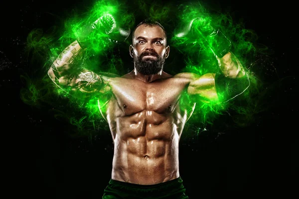緑のエネルギーライトでアスリート。完璧な勝利を祝うボクシング手袋のボクサーボディビルダー。黒を基調としたスポーツコンセプト. — ストック写真