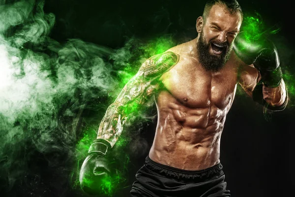 Idrottare i grönt energi ljus. Sportsman muay thai boxare slåss på svart bakgrund med rök. Uppfattat Space. Idrottsbegreppet. — Stockfoto