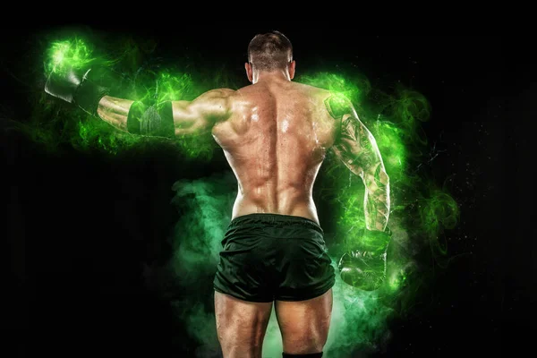 Αθλητής με πράσινα ενεργειακά φώτα. Πυγμαχία άνθρωπος θέτει σε μαύρο φόντο. Αθλητικός άντρας. Γυμναστήριο μυώδης άνθρωπος. Αθλητική έννοια — Φωτογραφία Αρχείου