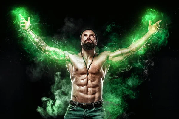 緑のエネルギーライトでアスリート。ボディービルポーズ。美しいスポーティ男の男性の力。フィットネスの筋肉質の男。スポットとボディービルのコンセプト — ストック写真