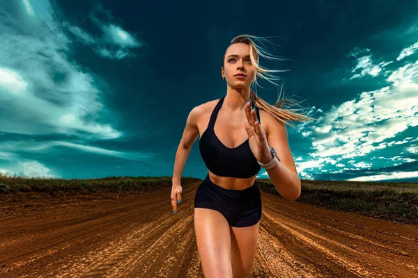 Allenamento all'aperto. Giovane donna sportiva e atleta atleta in forma che corre sullo sfondo del cielo. Il concetto di uno stile di vita sano e sport. Donna in abito nero. — Foto Stock