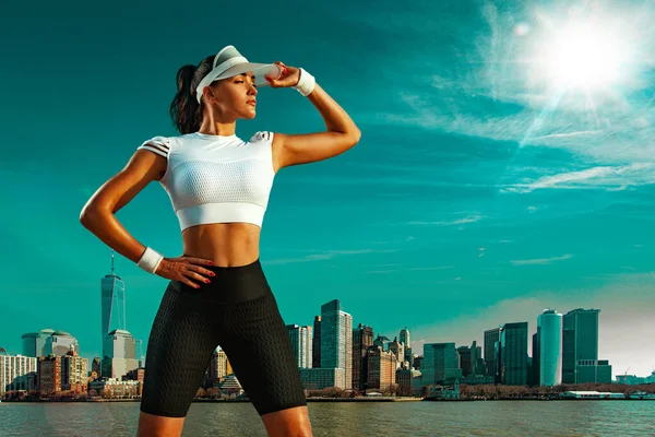 Fitness a New York. Sportiva e in forma giovane atleta donna rilassata dopo l'allenamento yoga. Il concetto di uno stile di vita sano e sport. Attività ricreative sportive individuali . — Foto Stock