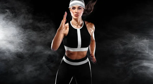 Впишеться жінка спортсмен бігун на чорному тлі. Сильна спортивна дівчина спринтер, бігає в спортивному вбранні. Фітнес і спортивна мотивація. Запустити концепцію з простором копіювання . — стокове фото