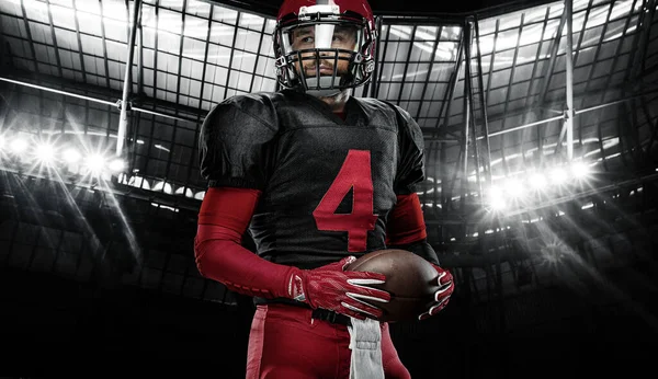 Retrato de close-up do jogador de futebol americano, atleta esportista em capacete vermelho no fundo grande arena. Esporte e motivação papel de parede. — Fotografia de Stock