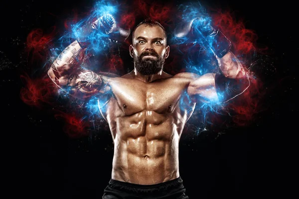 Bodybuilder athlète dans les lumières bleues d'énergie. Boxer avec tatouage en gants de boxe célébrant une victoire sans faille. Concept sportif isolé sur fond noir. — Photo