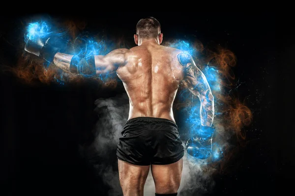 Fisiculturista atleta em luzes de energia azul. Homem de boxe posando no fundo preto. Homem desportivo. Homem musculado fitness. Conceito de desporto — Fotografia de Stock
