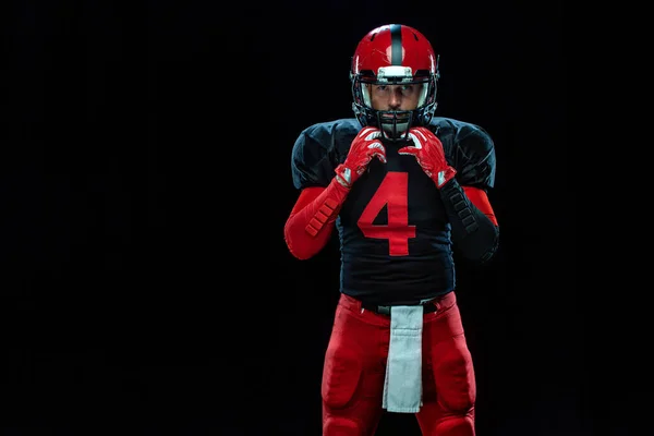 Jogador de futebol americano, atleta desportista de capacete vermelho sobre fundo preto. Esporte e motivação papel de parede. — Fotografia de Stock