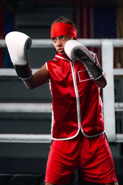 Детская спортивная концепция. Девушка-спортсмен Муай тай боксер, сражающаяся в перчатках в боксерском зале . — стоковое фото