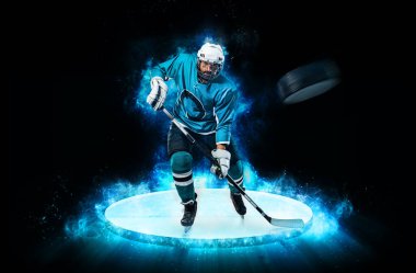 Kasklı buz hokeyi oyuncusu atlet ve stadyumda sopayla eldiven. Aksiyon atışı. Spor konsepti.