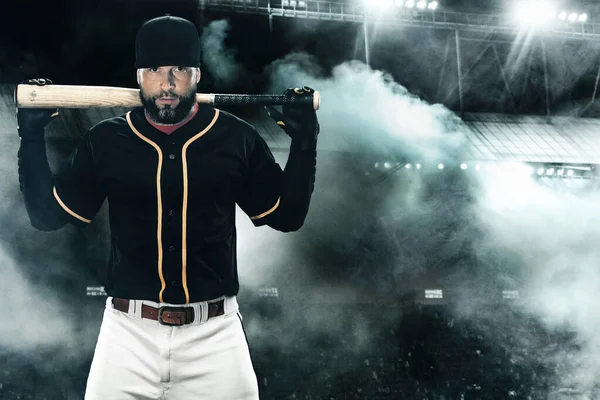 Porfessional baseball player with bat on grand arena. Ballplayer on stadium. — Stock Photo, Image