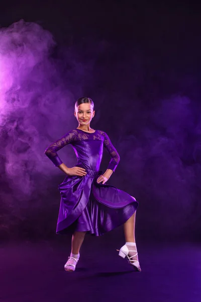 Atleta menina dançando esportes dança de salão . — Fotografia de Stock