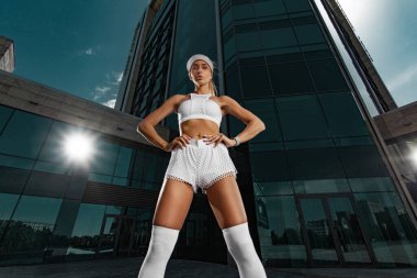 Şehirde güneşli bir sabahta antrenman yapan genç bir bayan koşucu. Sokakta kadın fitness modeli. Çalışan kız.