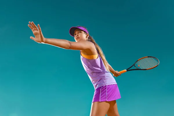 Joueur de tennis adolescent. Belle athlète fille avec raquette en vêtements de sport rose et chapeau sur le court de tennis. Concept mode et sport. — Photo