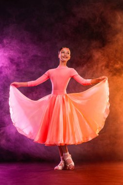 Spor salonu dansı yapan kız sporcu..