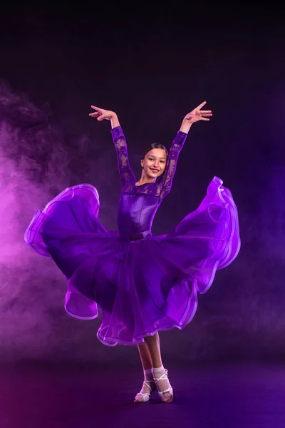 Atleta menina dançando esportes dança de salão . — Fotografia de Stock