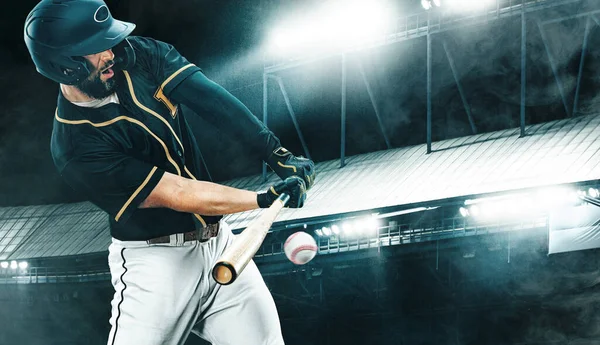Jogador de beisebol porfessional com morcego a dar uma tacada na grande arena. Ballplayer no estádio em ação. — Fotografia de Stock
