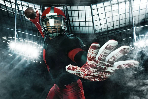 Jugador de fútbol americano, deportista atleta con casco rojo en el fondo del estadio. Fondo de pantalla deporte y motivación. —  Fotos de Stock