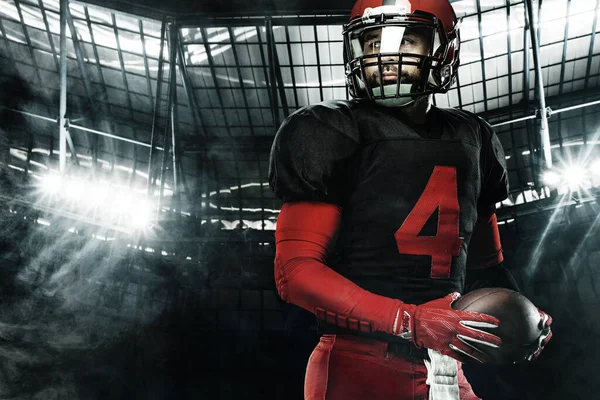 Primo piano ritratto del giocatore di football americano, atleta sportivo in casco rosso su sfondo grande arena. Sport e motivazione carta da parati. — Foto Stock