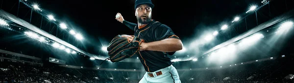 広い写真だ。グランドアリーナでボールを持つプロ野球選手。球技場での活躍. — ストック写真