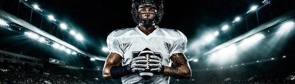 Jogador de futebol americano, atleta desportista de capacete vermelho no fundo do estádio. Esporte e motivação papel de parede. Ampla foto. — Fotografia de Stock