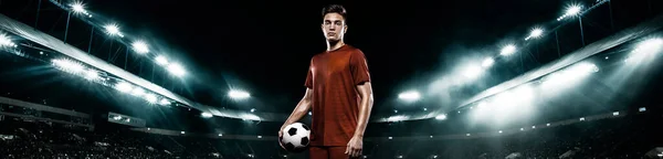 Adolescente - jugador de fútbol. Hombre en ropa deportiva de fútbol después del partido con pelota. Concepto deportivo. Foto amplia. —  Fotos de Stock