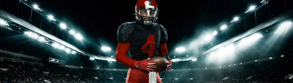 Jogador de futebol americano, atleta desportista de capacete vermelho no fundo do estádio. Esporte e motivação papel de parede. Ampla foto. — Fotografia de Stock